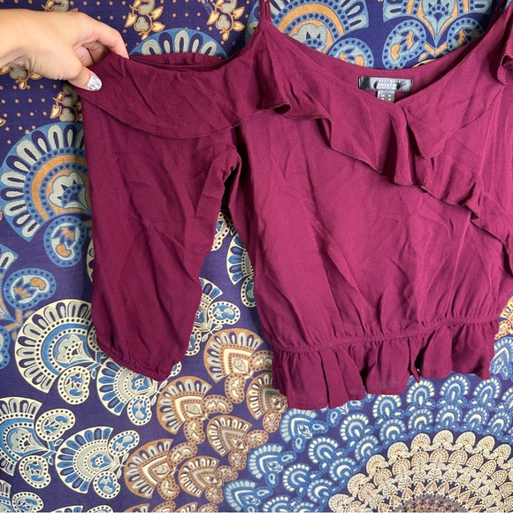 🦋5/20$🦋 maroon off the shoulder blouse - Picture 2 of 6